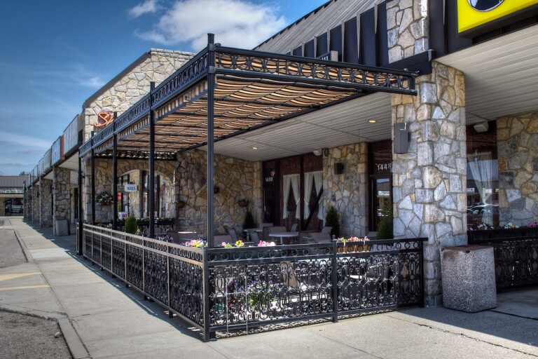 Silhouette Aluminum Patio Cover with retractable canopies over restaurant dining area